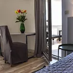 Plaza 4* باغ