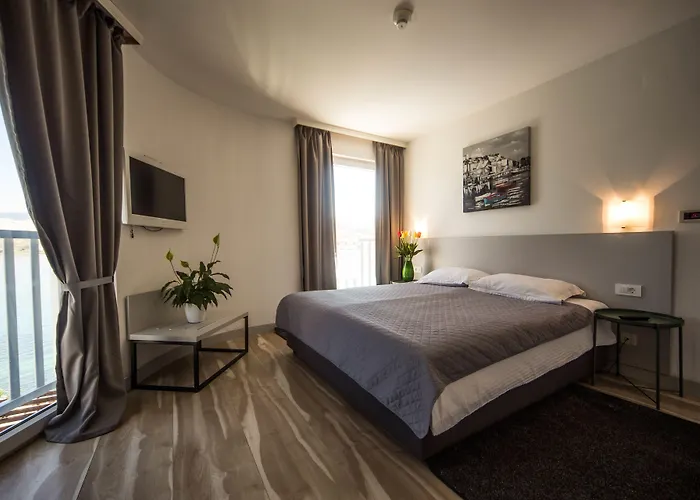 Plaza Hotel Pag Town