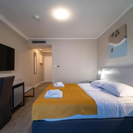 Plaza 4* פג